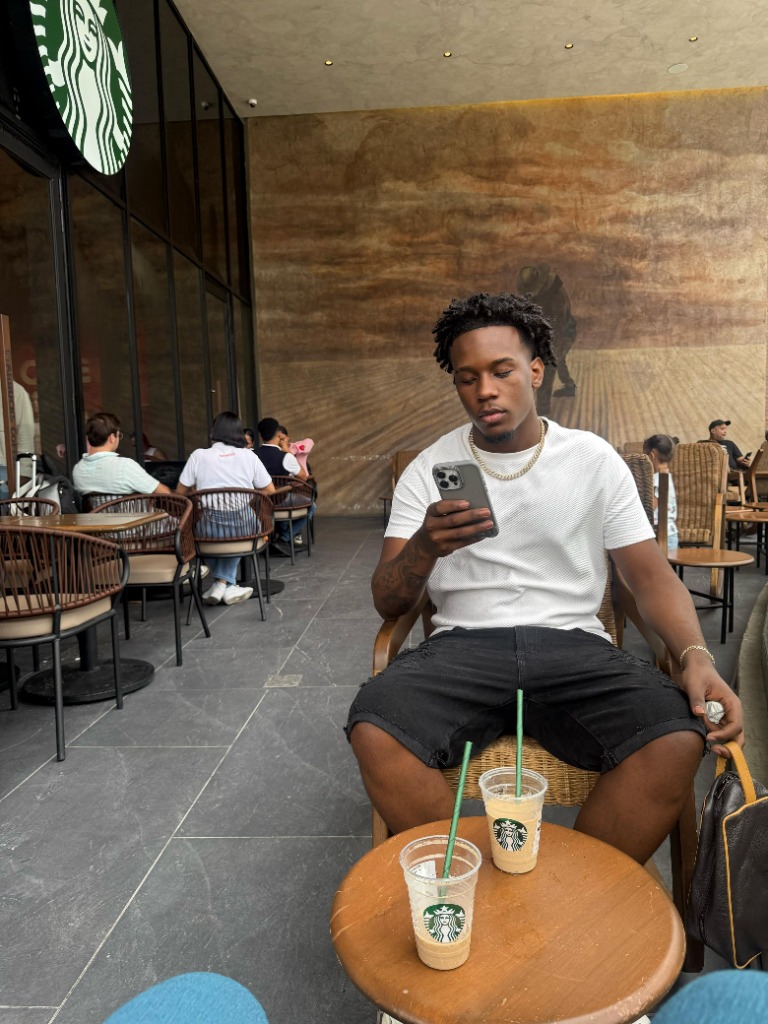 Trabajando desde un café